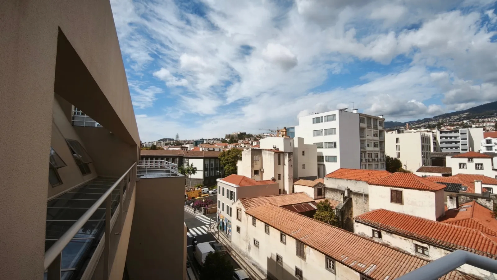Vista do escritório sobre os telhados do centro do Funchal